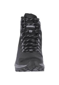 Scarponcino da trekking impermeabile nero con tomaia in mesh testurizzato, punta rinforzata e suola robusta con un motivo di trazione.