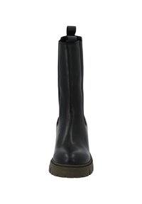 Botas de cuero negro hasta el tobillo con un acabado suave, punta redonda y una suela de goma gruesa en color oliva. Presenta lengüetas en la parte superior para facilitar su uso.