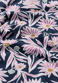 Baumwollstoff mit navy Hintergrund, der große rosa und weiße Blumenmuster zeigt, akzentuiert mit grünen Knospen und braunen Mittelpunkten. Strukturierte Oberfläche.