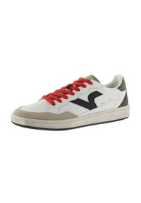 Zapatilla de cuero blanca con cordones rojos, acento de logo negro, tapa de puntera de ante beige, media suela texturizada blanca y una pestaña de talón de tela verde.