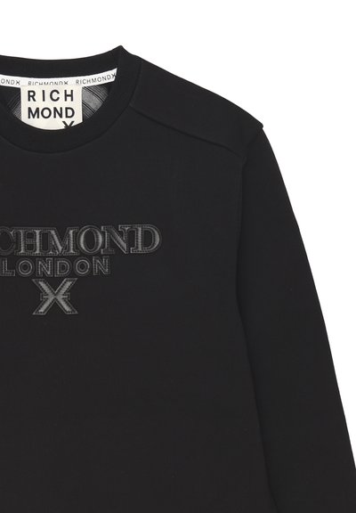 Felpa nera con logo testurizzato "Richmond London" e "X" sulla parte anteriore, colletto a girocollo a costine e etichetta del marchio visibile all'interno del colletto.