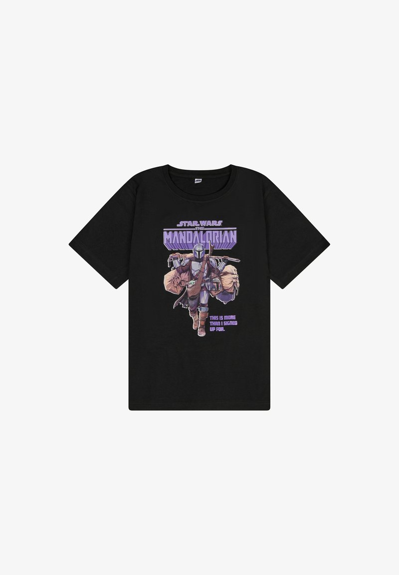 La camiseta de algodón negra presenta un gráfico de un personaje de "The Mandalorian" con texto púrpura que dice: "ESTO ES MÁS DE LO QUE FIRME PARA".