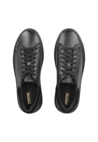 Sneakers in pelle nera con una texture liscia, punta tonda e design tradizionale con lacci. Logo interno e dettagli testurizzati presenti.
