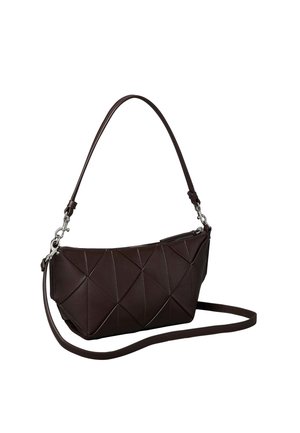 Sac à épaule en cuir marron foncé avec motif matelassé en losanges, quincaillerie argentée et bandoulière longue amovible sur fond blanc.