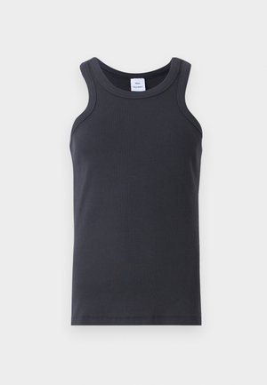 Must mustriba tank top, mille ümar kaelus, laiad õlavarre rihmad ja sile tekstuur. Kaeluses on silt.