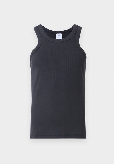 Must mustriba tank top, mille ümar kaelus, laiad õlavarre rihmad ja sile tekstuur. Kaeluses on silt.