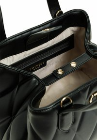 Borsa a tracolla in pelle trapuntata nera con hardware dorato, caratterizzata da un interno beige e una tasca con zip, che mette in risalto un design strutturato e due manici.