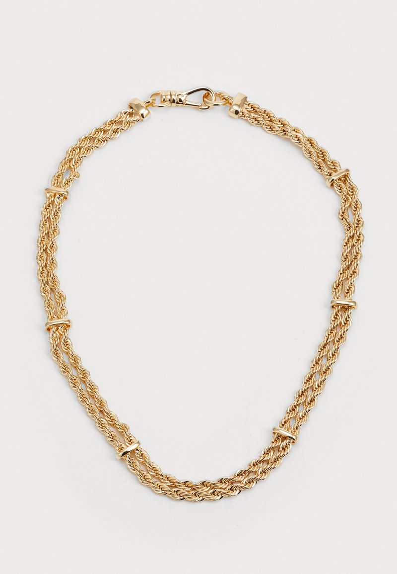 Colier de culoare aurie, prezentând fire metalice răsucite cu inele rotunde și netede. Clasp sigur pentru ajustare și purtare.