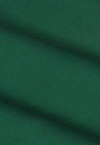 Donkergroen stof met een gladde textuur, met subtiele plooien en een gelijkmatig oppervlak, ideaal voor kleding of bekleding.