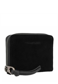 Zwarte suede portemonnee met een ritsluiting en leren polsband. Voorzien van een geperst logo en contrasterende stiksels langs de randen.