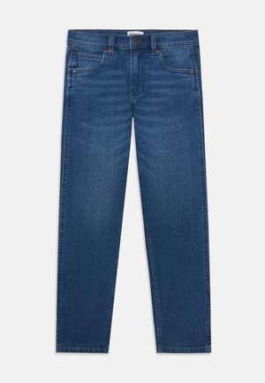 Jeans de denim azul escuro com corte reto, cinco bolsos, costura contrastante e fecho com botão na cintura.