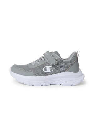 Zapatilla deportiva gris con parte superior de malla, logo blanco en el lateral, correa de velcro y cordones, y suela blanca gruesa y texturizada.