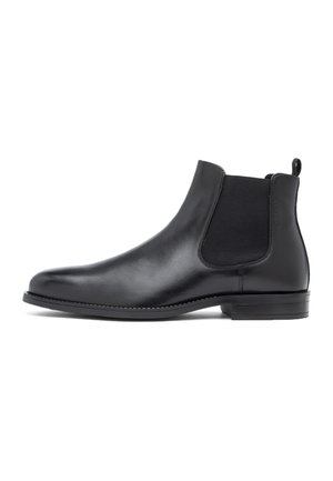 Schwarzer Chelsea-Lederstiefel mit elastischem Seitenteil, Zuglasche an der Ferse, niedrigem Absatz und glatter, abgerundeter Spitze, in Seitenansicht auf weißem Hintergrund dargestellt.
