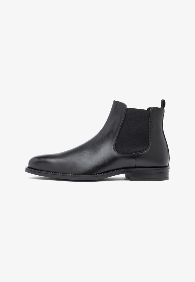 Bottine Chelsea en cuir noir avec panneau latéral élastique, languette au talon, talon bas et bout arrondi lisse, présentée de profil sur fond blanc.