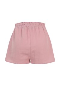 Shorts roses taille haute avec une ceinture élastique et un tissu doux texturé, vus de dos sur fond blanc.