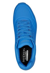 Scarpa da ginnastica blu Skechers con tomaia in pelle liscia, design perforato, lacci piatti e soletta in Air-Cooled Memory Foam.