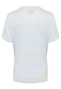 Camiseta de manga corta en azul claro y crema con rayas horizontales, que presenta un cuello redondo y un ajuste relajado. Confeccionada en tejido suave y ligero.