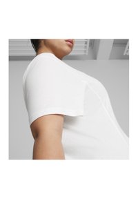 Witte korte mouwen t-shirt gemaakt van zachte katoen. Kenmerkt zich door een ronde halslijn en een aansluitende pasvorm, met zichtbare stikseldetails.
