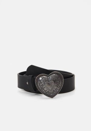 Cinto preto em couro com uma fivela em forma de coração prata texturizada, adornada com designs florais e um motivo central de coração.