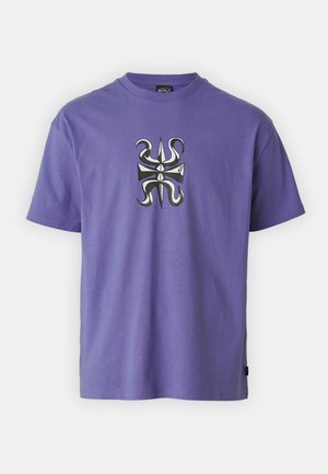 Fialové bavlněné tričko s krátkým rukávem a kulatým výstřihem, s centrálním černobílým grafickým designem obsahujícím abstraktní tvary a akcenty.