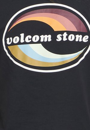 Czarna koszulka z okrągłym logo Volcom Stone. Logo zawiera stylizowane fale w odcieniach pomarańczowego, żółtego, niebieskiego i brązowego z białymi akcentami.
