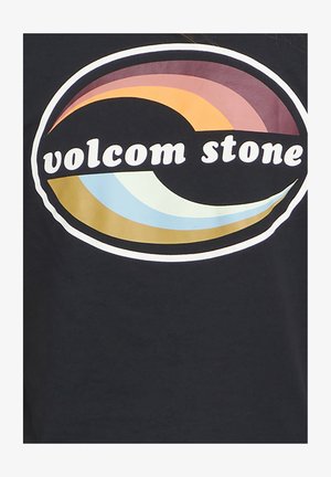 T-shirt noir avec un logo circulaire de Volcom Stone. Le logo présente des vagues stylisées en orange, jaune, bleu et marron avec des accents blancs.