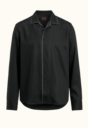 Chemise noire à manches longues en tissu lisse avec un col, une fermeture à boutons sur le devant et des piping blancs contrastants le long du col et de la patte de boutonnage.