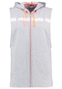Šedá sleeveless mikina s kapucí na zip, s bílým logem „PUMA“ přes prsa, oranžovými šňůrkami a bočními kapsami.