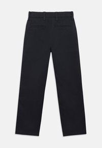 Μαύρο παντελόνι με ίσια γραμμή, θηλιές για ζώνη και δύο πλαϊνές τσέπες στο πίσω μέρος, στρωμένο επίπεδα σε λευκό φόντο.