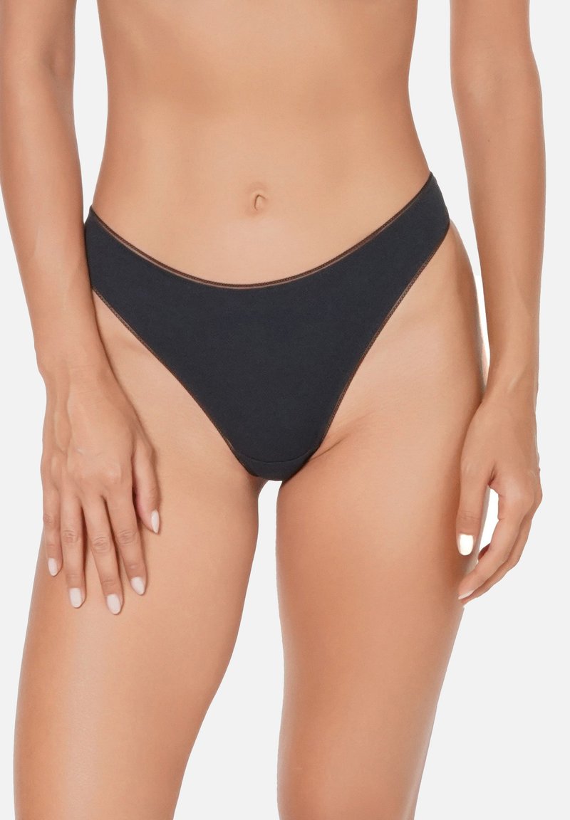 String noir en coton avec une texture lisse, design taille basse et couverture minimale. Avec des coutures contrastées le long des bords.