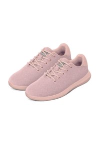 Leichte rosa Sneakers aus strukturiertem Stoff-Obermaterial, runden Schnürsenkeln und einer weichen Sohle. Mit einem dezenten Branding-Detail an der Seite.