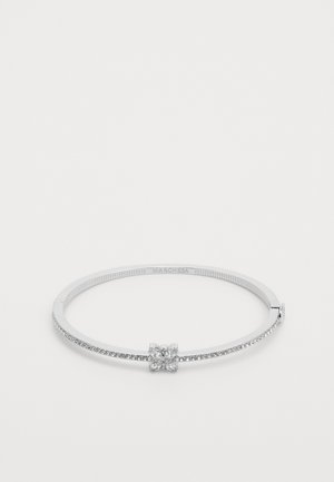 Silberarmband mit einem zentralen Cluster aus klaren Edelsteinen, akzentuiert mit kleineren Steinen entlang des Bandes. Glatte Oberfläche.