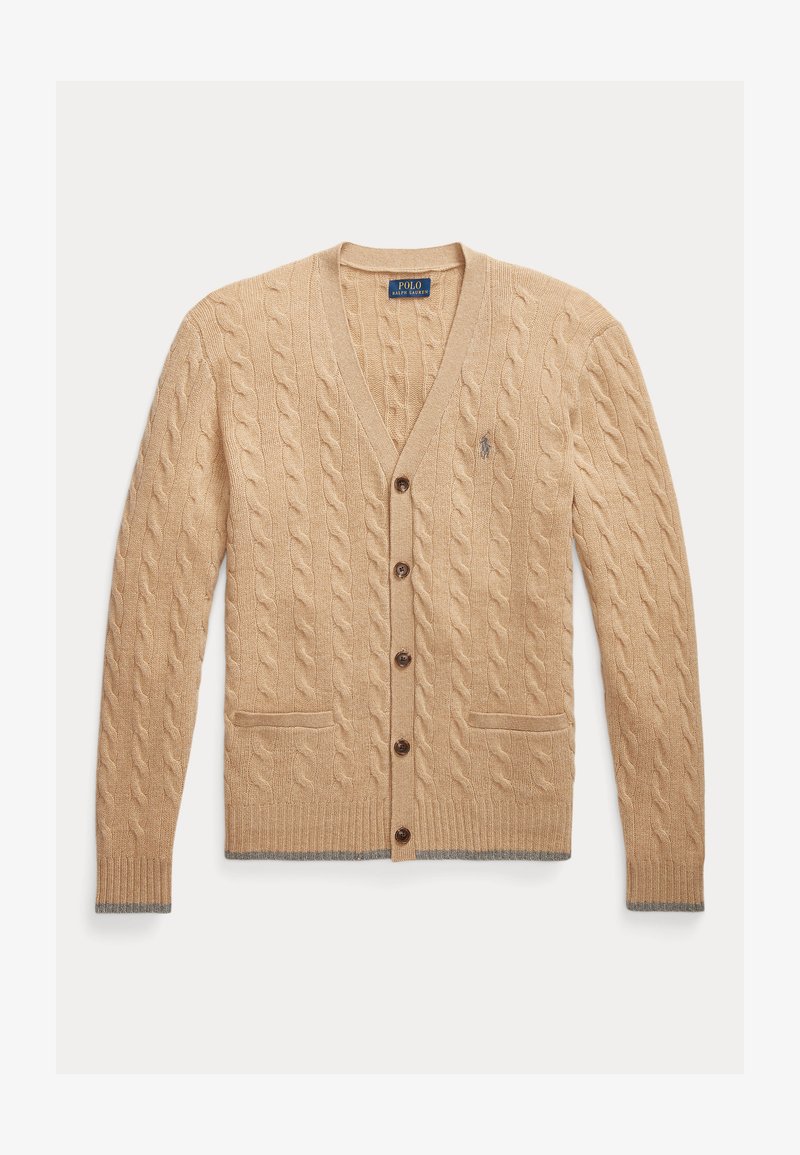 Beżowy kardigan w splot kabelkowy z dekoltem w kształcie V, pięcioma brązowymi guzikami, dwiema przednimi kieszeniami oraz szarym wykończeniem na mankietach i dolnej krawędzi. Logo na lewej piersi.