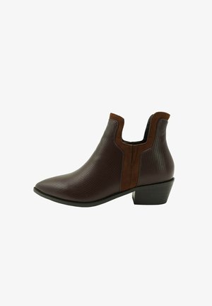 Botín de cuero marrón hasta el tobillo con tacón bajo y grueso, superficie texturizada y paneles laterales elásticos.