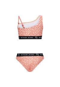 Set da bagno a due pezzi con uno sfondo corallo e un motivo testuale bianco ripetuto. Il top ha una spallina e una fascia nera con la scritta "RETOUR JEANS".