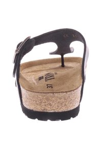 Zwarte sandaal met kurken basis, suede banden en een achterband. Gedetailleerde voetbed met maatlabel. Gepolijste zool voor grip.