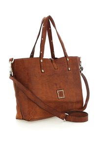 Borsa tote in pelle marrone con doppie maniglie, tracolla, ferramenta argento e dettagli con borchie. Texture liscia e forma rettangolare.