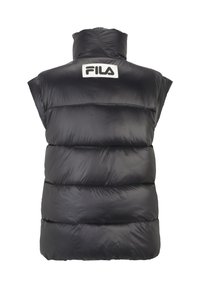 Svart puffer-väst med hög krage, horisontell quiltning och en framträdande vit FILA-logotyp på baksidan. Slät, glänsande yta.
