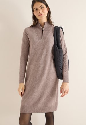 KUSCHELIGES - Robe pull - braun