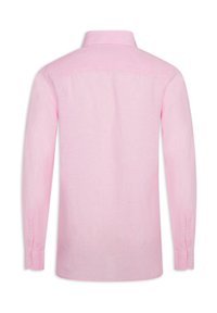 Camicia a maniche lunghe rosa chiaro in lino, con colletto classico, polsini a bottone e una superficie liscia con una leggera lucentezza.