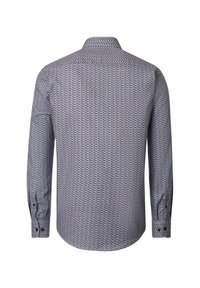 Langarm herenoverhemd met een klein blauw en rood geometrisch patroon op een witte achtergrond, weergegeven vanaf de achterkant.