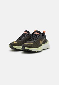Nike Performance INVINCIBLE 3 - Tenisice za cestovno trčanje - black/bronzine/olive aura/amber brown/sea glass