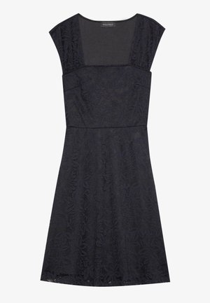 Ameriška modra čipkasta obleka z kvadratnim izrezom, kratkimi rokavi na kapico, ohlapnim telesom in razširjenim krilom s cvetličnimi vzorci.