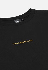 Zwarte katoenen T-shirt met een ronde hals en gele geborduurde tekst "TOMORROWLAND" op de borst. Glad textuur.