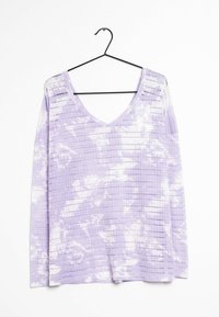 Lavendel langærmet skjorte med dyb V-hals, der har et struktureret stribe mønster og et tie-dye effekt i lysere nuancer. Hængende fra en sort krog.