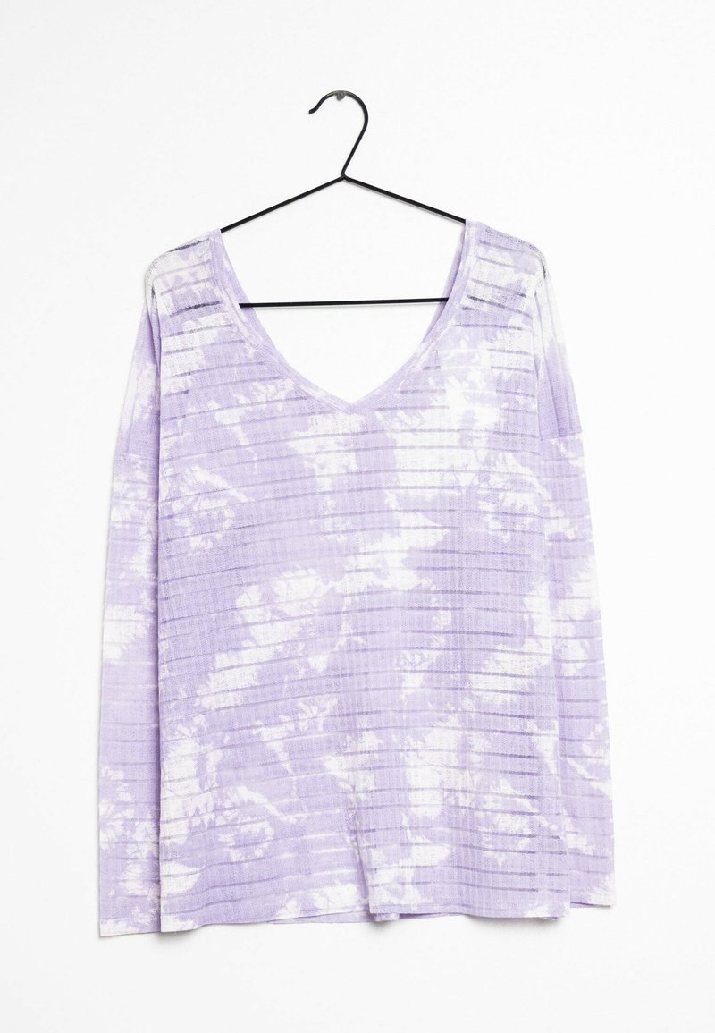 Lavendel langærmet skjorte med dyb V-hals, der har et struktureret stribe mønster og et tie-dye effekt i lysere nuancer. Hængende fra en sort krog.