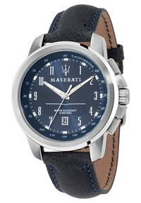 Orologio Maserati con cassa in acciaio inossidabile, quadrante blu, lancette argentate, cinturino in pelle nera con cuciture blu e resistenza all'acqua fino a 50 metri.