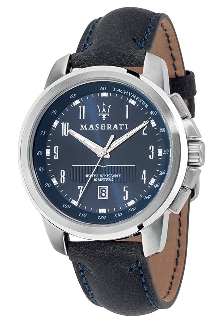 Orologio Maserati con cassa in acciaio inossidabile, quadrante blu, lancette argentate, cinturino in pelle nera con cuciture blu e resistenza all'acqua fino a 50 metri.