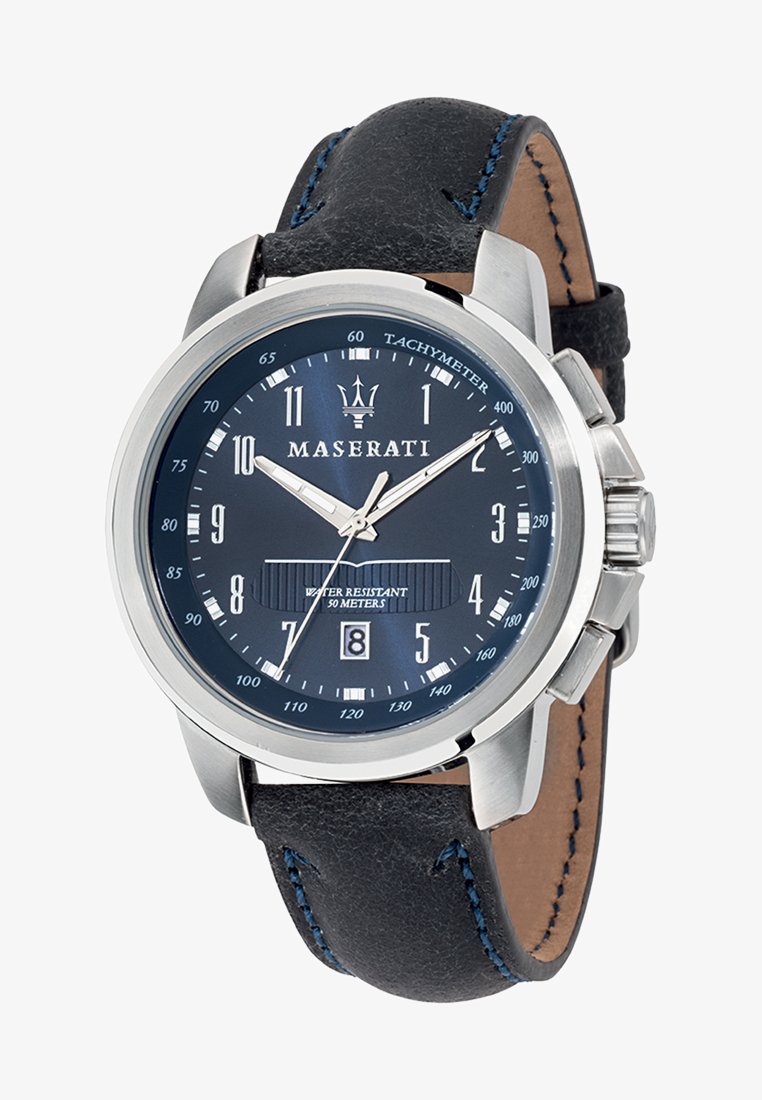 Orologio Maserati con cassa in acciaio inossidabile, quadrante blu, lancette argentate, cinturino in pelle nera con cuciture blu e resistenza all'acqua fino a 50 metri.