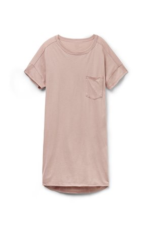 Lichtroze jurk met korte mouwen, ronde hals en klein borstzakje, gemaakt van zachte stof, plat neergelegd op een witte achtergrond.